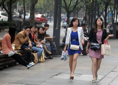 网友在北京故宫偶遇宋雨琦 与友人交谈笑容灿烂